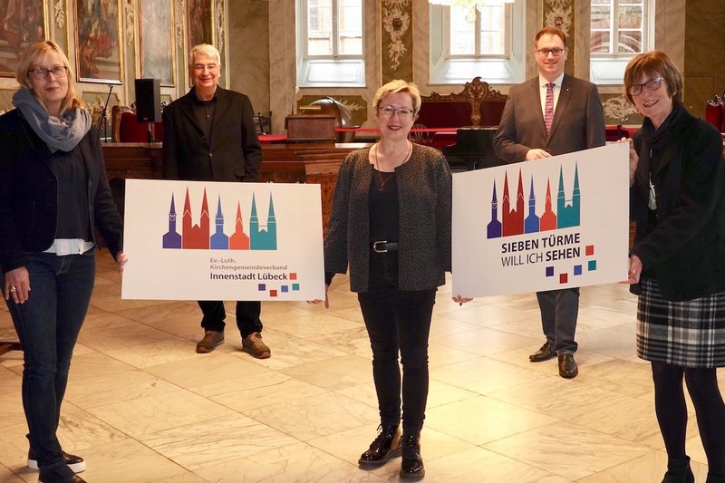 Catharina Witaszak, Lutz Jedeck, Petra Kallies, Jan Lindenau und Cornelia Schäfer präsentieren die neuen Logo für den KGVI und das Sieben Türme-Projekt (v.l.n.r.).