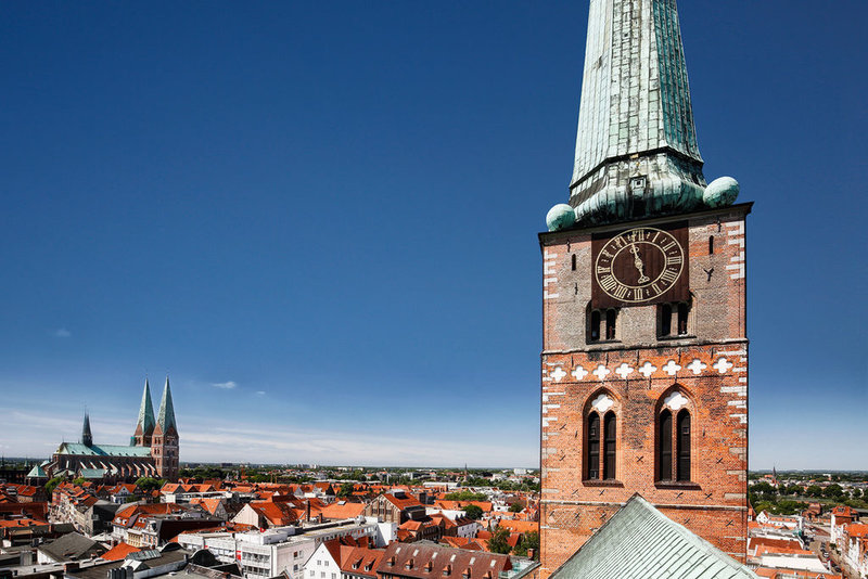Luftaufnahme Turm St. Jakobi, links im Bild ist die Marienkirche, ebenso wie die Dächer Lübecks zu sehen.