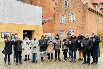 Die Bürgerschaftsmitglieder sammelten sich vor dem Dom zu Lübeck zum Gang auf dem Weihnachtsmarkt. - Copyright: Steffi Niemann