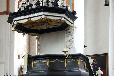 Blick auf die an einer Säule befindliche barocke Kanzel mit Aufgang - Copyright: Manfred Maronde