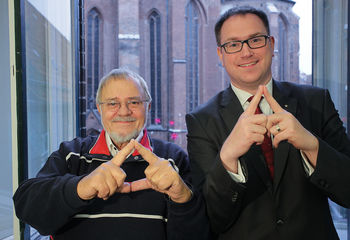 Lienhard Böhning und Bürgermeister Jan Lindenau stehen nebeneinander und machen mit den Zeigefingern das Turm-Symbol - Copyright: Lutz Roessler