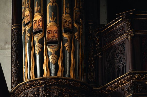 Kunstvoll golden und schwarz bemalte Orgelpfeifen von St. Jakobi