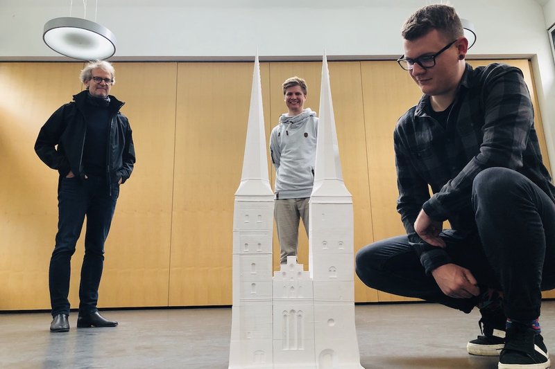 Architekt Christoph Diebold, Bjarne Andersen von FabLab und Student Max Reinhart (v. li.) am 3D-Modell der Domtürme. 