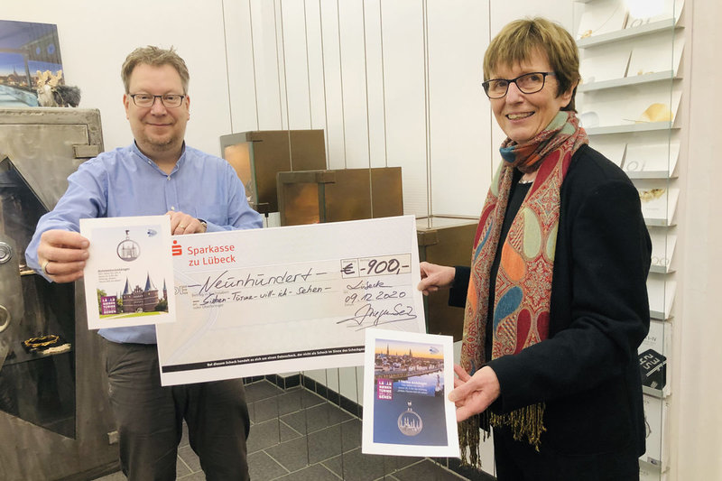  Inhaber Jürgen Ziegenbein übergibt den Scheck von 900 Euro an Sieben Türme-Projektleiterin Cornelia Schäfer