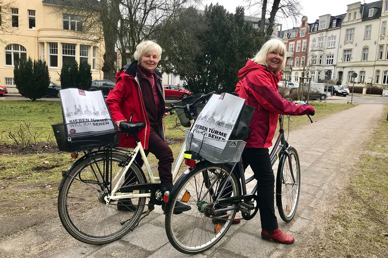 Rosi Baumann und Karin Graß mit Ihren Sieben Türme Taschen auf den Fahrrädern