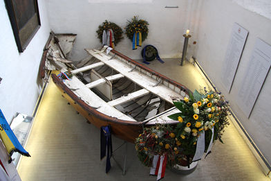 Blick auf das Rettungsboot der Pamir mit Gedenkkränzen - Copyright: Ev.-Luth. Kirchenkreis Lübeck-Lauenburg