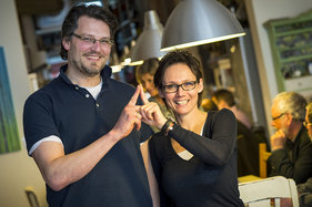 Christian Schmidt und Katja Hagen machen das Sieben-Türme-Symbol mit ihren beiden Zeigefingern. Die Finger zeigen eine Turmspitze.