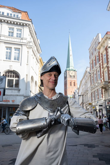 Theaterschauspieler Andreas Hutzel verkleidete sich für das Shooting als „Hamlet“, im Hintergrund St. Jakobi