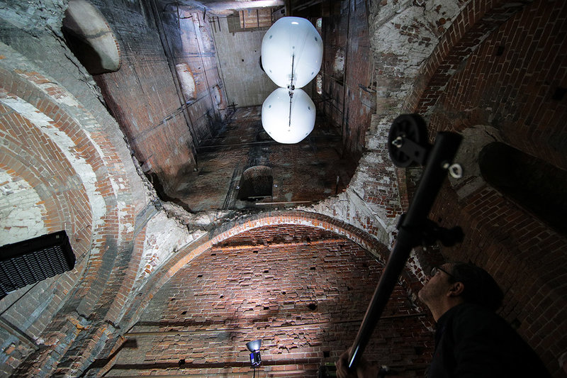 Eine Mittelformatkamera, befestigt an zwei heliumgefüllten Ballons, scannt den Südturm von Innen.