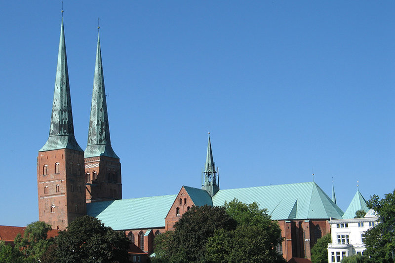 Dom zu Lübeck bei strahlend blauem Himmel