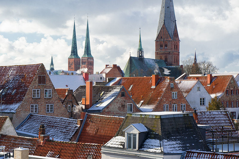 Leicht schneebedeckte Dächer Lübecks, im Hintergrund Der Dom und St. Aegidien