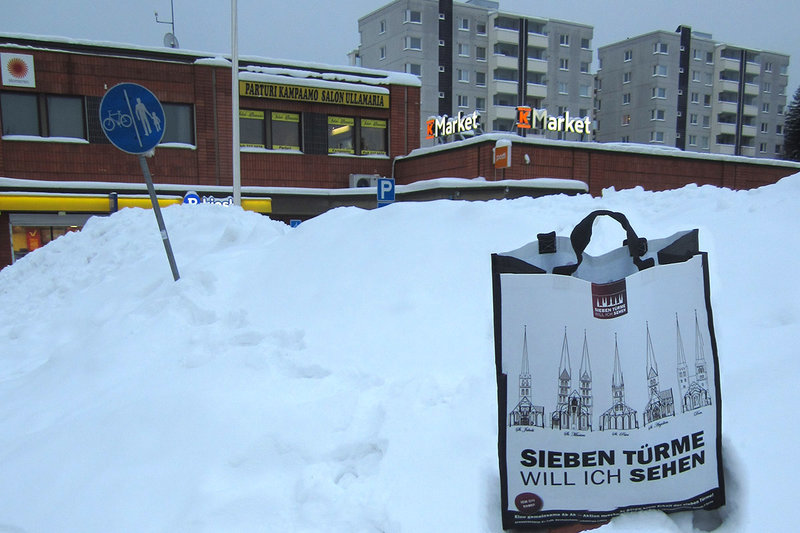 Sieben Türme Tasche steht im Schnee vor einem Geschäft in Finnland
