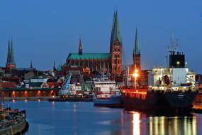 Abendstimmung: Blick über den Hafen auf drei Stadtkirchen