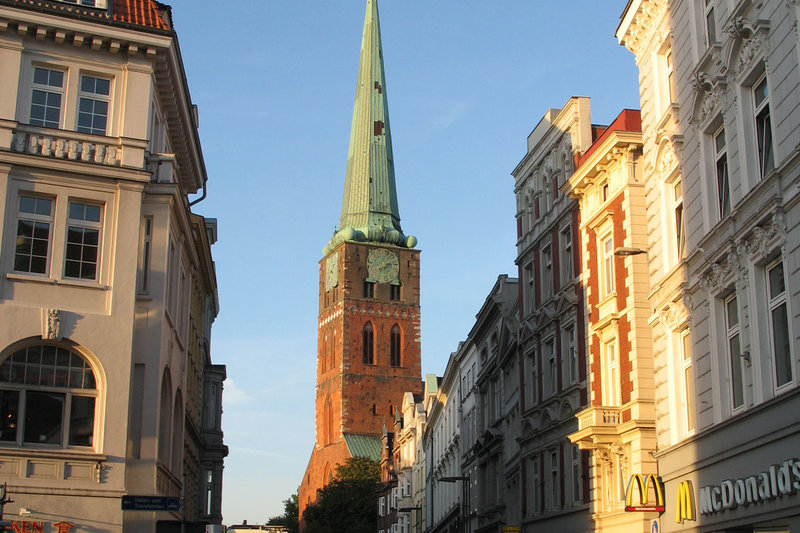 Zwischen Lübecks Häusern in der Breiten Straße sieht man den Turm von St. Jakobi