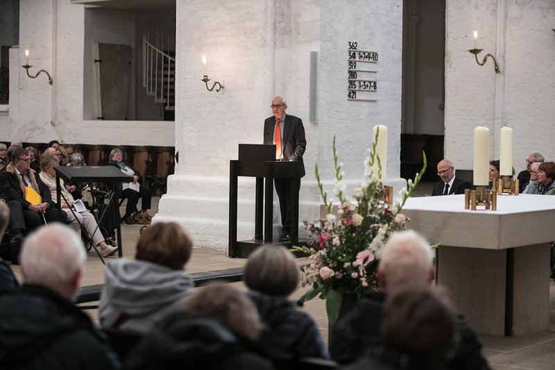 Helge Adolphsen ehemaliger Pastor an St. Michaelis in Hamburg steht an einer Holzkanzel und hält eine Ansprache