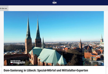 Luftaufnahme Dom zu Lübeck mit Banner NDR Schleswig-Holstein magazin und Play-Icon mitten im Bild - Copyright: Steffi Niemann