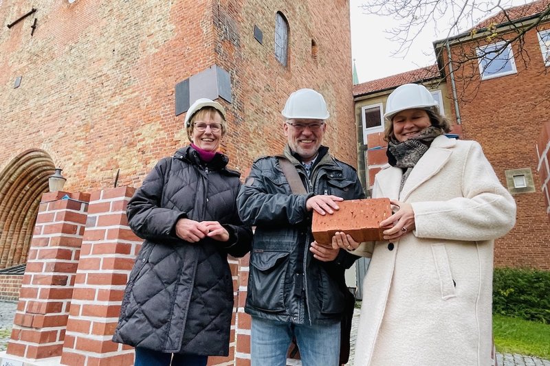 Projektleiterin Dr. Cornelia Schäfer, Dom-Pastor Martin Klatt und Heike Reimann, Fundraiserin des Sieben Türme-Projekts, hoffen auf einen baldigen Start der Türme-Sanierung.