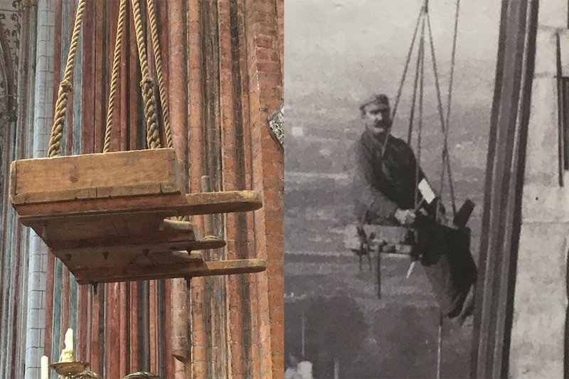 Zweigeteiltes Bild: Auf der linken Seite ist ein historischer Hochsitz aus Holz zu sehen, welcher an Tauen hängt und in der Luft schwebt. Auf der rechten ist ein Bild in schwarz-weiß abgebildet. Zu sehen ist ein Handwerker, welcher auf solch einem Hochsitz sitzt und zwar direkt in schwindelnder Höhe am Turmhelm von St. Marien. Das Bild ist von 1929