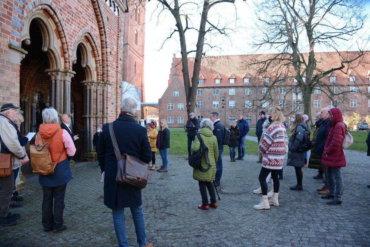 Besucher der Sonderführung stehen am Paradies vor dem Dom zu Lübeck. - Copyright: Lübecker Stadtführer