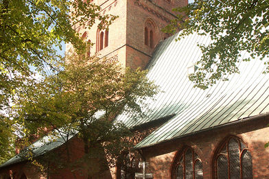 Blick auf die Seite und einen Seiteneingang in St. Aegidien - Copyright: Ev.-Luth. Kirchenkreis Lübeck-Lauenburg