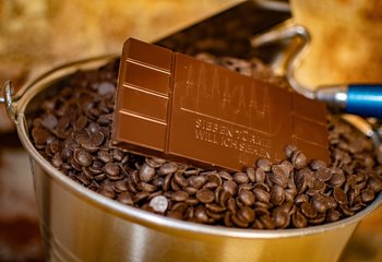 Eine Tafel Schokolade liegt in einem Eimer voll Schokoflocken. - Copyright: Bastian Modrow