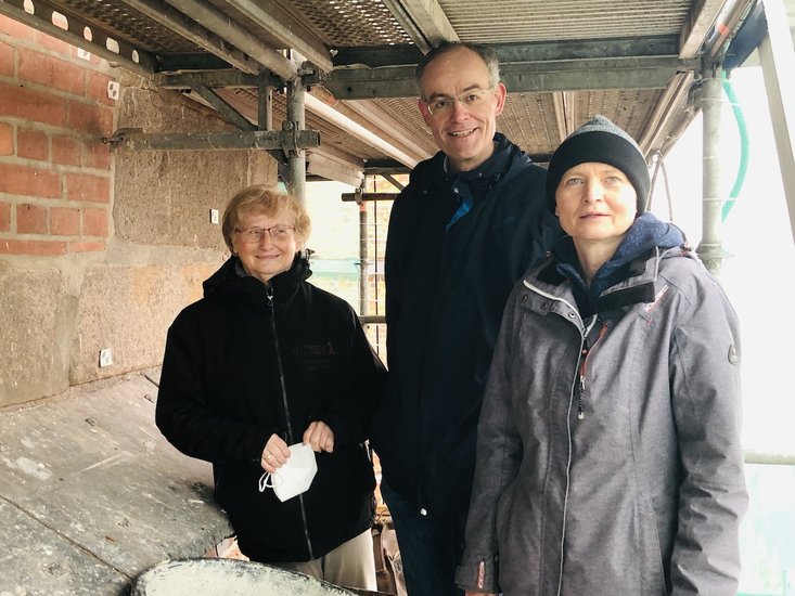 Sie freuen sich, dass bald die Gerüste an St. Marien abgebaut werden können: Sabine Weiß, Christian Rosehr und Christine Johannsen (v. li.)