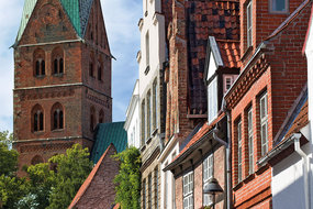Der Turm vonDer Turm von St. Aegidien ist auf der linken Seite abgebildet, im Vordergrund sind die Fassaden der Häuser des Handwerkerviertels zu sehen.
