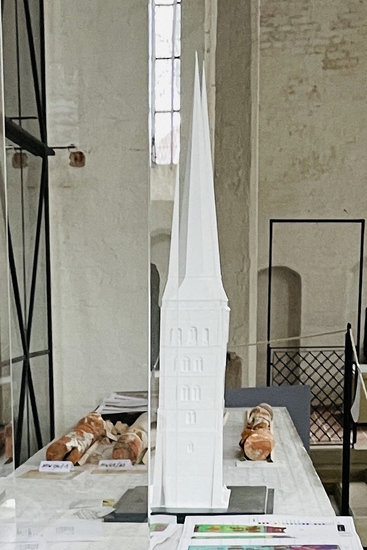 weißes 3D-Modell des Doms steht auf einem Tisch
