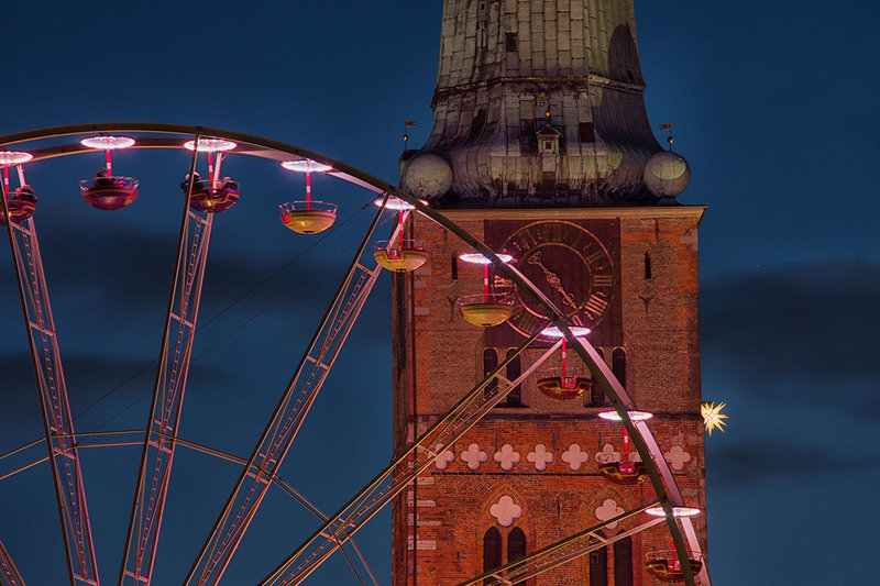 Das Riesenrad auf dem Koberg vor dem Turm der Jakobikirche