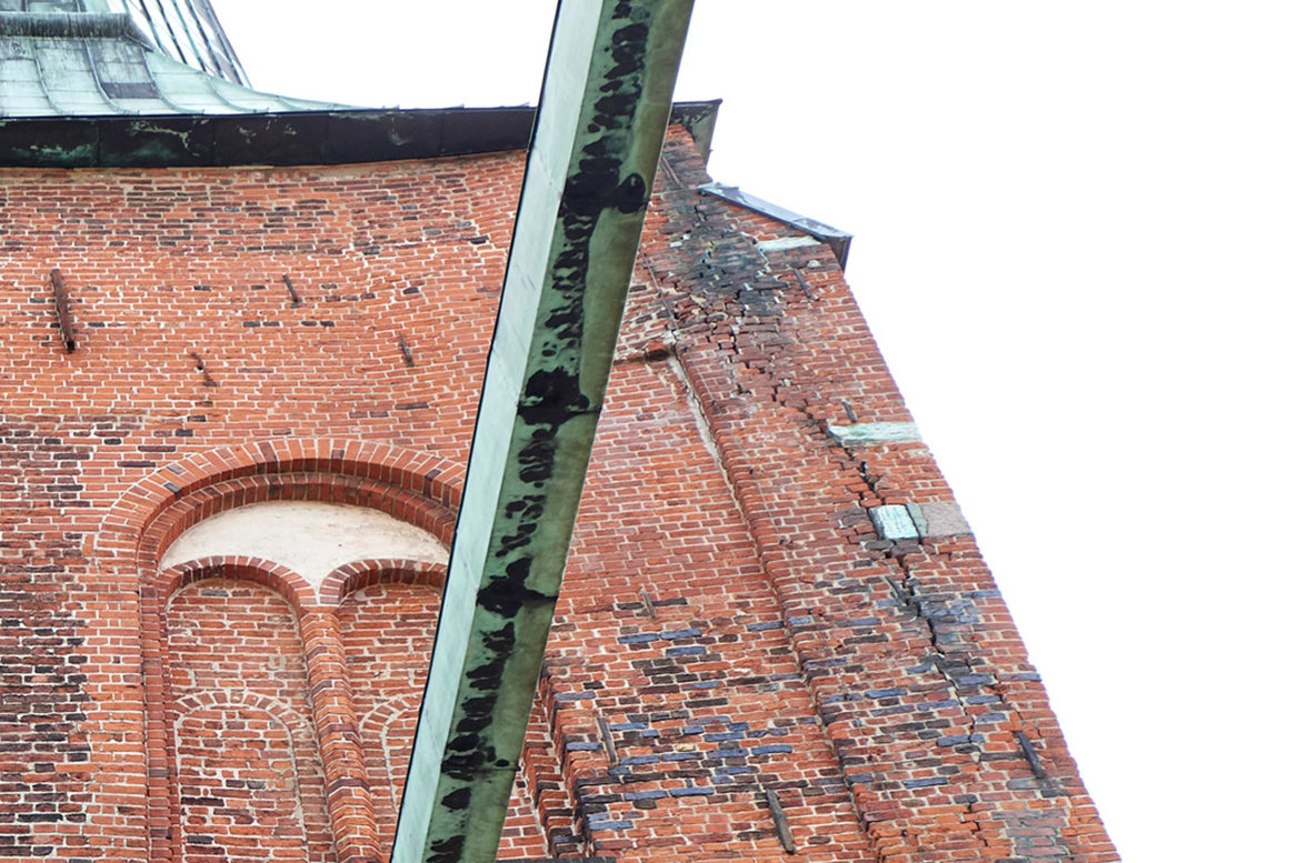 Risse im Turm Dom zu Lübeck an der Aussenmauer