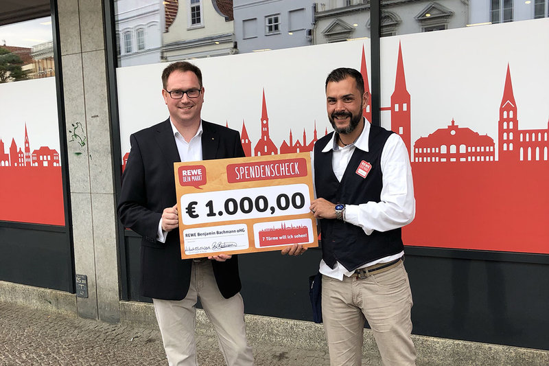 Bürgermeister Jan Lindenau konnte eine Spende über 1.000 EUR von Benjamin Bachmann, dem Leiter des Rewe-Marktes in der Mühlenstraße entgegennehmen