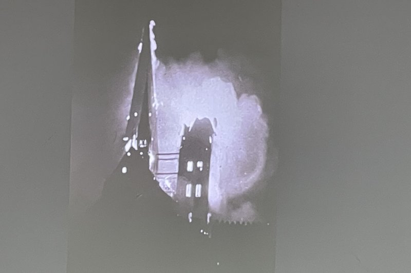 Die Türme von St. Marien brennen in der Palmarumnacht 1942.