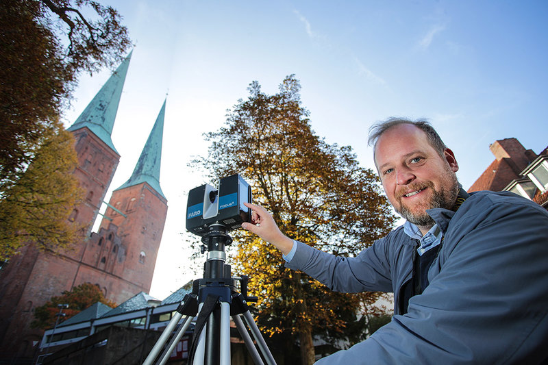 Denkmalpflegetechniker Lars Sörensen scannt zeilenweise die Oberflächen des Doms, um Schäden und Verformungen zu finden. 