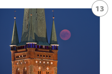 Abendstimmung: Der Mond scheint rechts neben dem St.-Petri-Aussichtsturm.