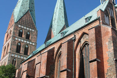 Außenansicht von St. Marien seitlich von unten - Copyright: Ev.-Luth. Kirchenkreis Lübeck-Lauenburg
