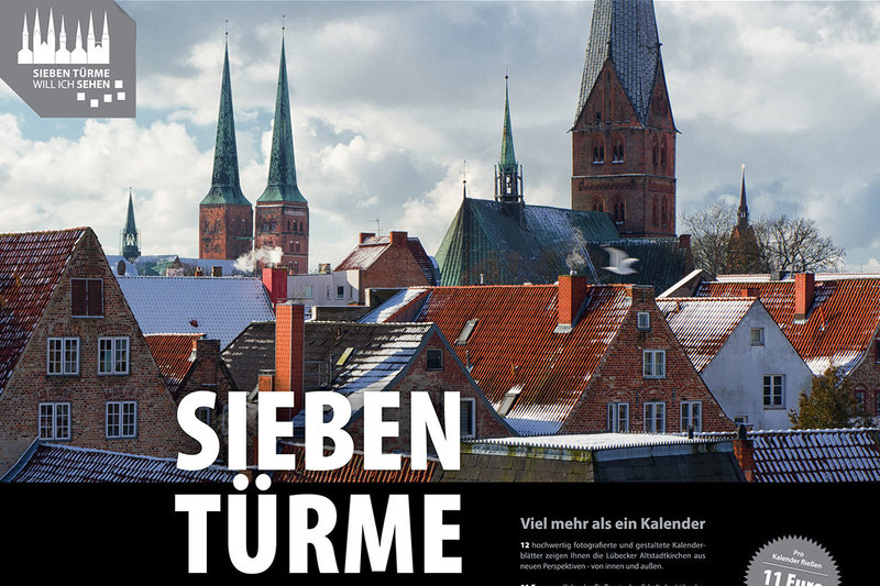 Titelblatt des Sieben-Türme-Kalenders 2022 - Im Vordergrund die leicht schneebedeckten Dächer Lübecks, im Hintergrund der Dom und St. Aegidien