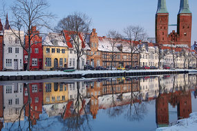 Winterlandschaft: Blick über die Häuser an der Obertrave zum Lübecker Dom