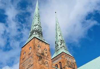 Die Türme des Dom zu Lübeck, die bald saniert werden.  - Copyright: Steffi Niemann