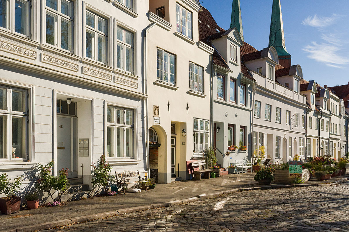 Häuser an der Obertrave mit den Türmen des Doms im Hintergrund - Copyright: Dr. Karen Meyer-Rebentisch