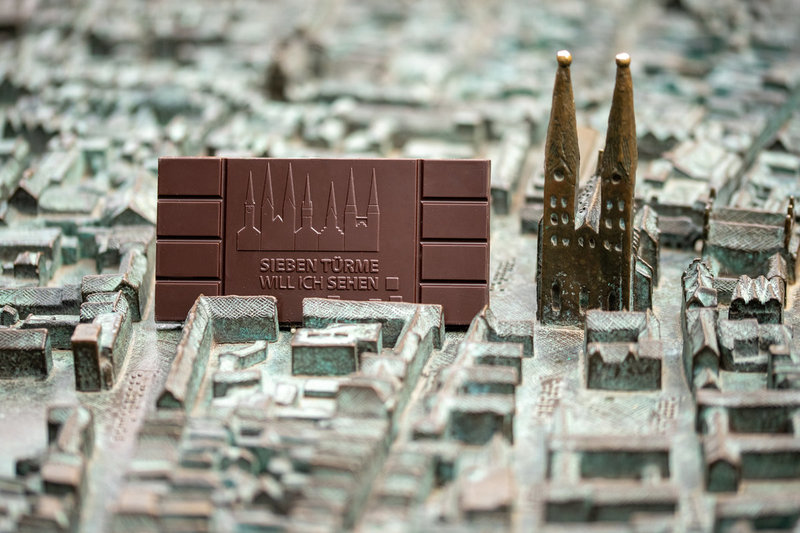 Sieben-Türme-Schokolade auf der Nachbildung der Lübecker Altstadt